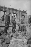 Немецкие заключенные работали над восстановлением железнодорожной станции