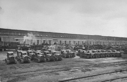Готовые трактора выстроились в ряд во дворе завода им. Дзержинского