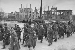Колонна пленных немцев на улице города
