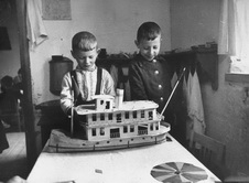 Русские мальчики до 7 лет, воспитанники детского сада под Сталинградом.