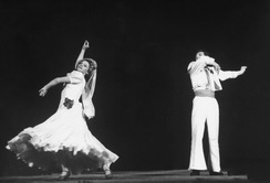 Испанский танец на концерте в Сталинградском театре.