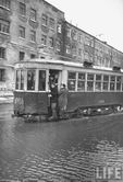 Трамвай, проходящий через затопленные улицы