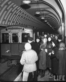 Люди заходят в вагоны поезда в метро