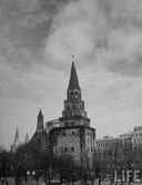 Башня Кремля касается неба