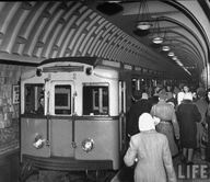 Люди заходят в вагоны поезда в метро