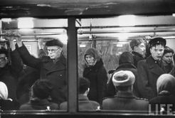Люди в вагоне метро