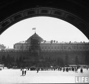 Длинные очереди на Красной площади в мавзолей.