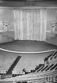 Концертный зал им.Чайковского используется для проведения концертов и музыкальных мероприятий.