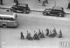 Солдаты пересекают улицу