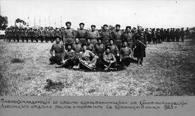 Главнокомандующий со своими одностаничниками ст. Константиновской Лабинского отдела после смотра 1-го Св. Куюанского полка 1923 г.