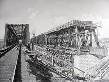 2985 верста. Сборка фермы Ачинского пролёта моста под второй путь через р. Белую. Строительный период 1910-1911 гг.