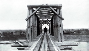 Мост через реку Клязьму (поперечный вид среднего пролета). На мосту паровоз К1