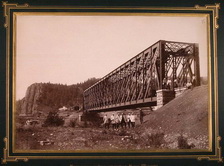 Группа [инженеров] у моста через реку Сим.
