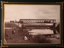 Рабочие у моста через реку Ай.