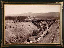 Железнодорожный состав на путях, проложенных через выемку в горе Косотур.