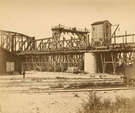 Леса для возведения стальных конструкций моста.1870