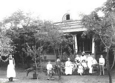 Дом директора, семья van den Muyzenberg перед домом.