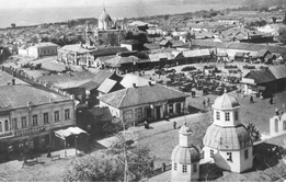 Вид на гостинницу Петербург, базар и Слободку. В начале Георгиевской улицы. 1904г.
