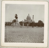 Статуя Петра Великого на коне в Санкт-Петербурге на фоне Исаакиевского собора