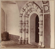 Двери из придела в средний храм церкви Воскресения.