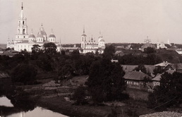 Вид на соборы от горсада. Фотоснимок В.А. Колотильщикова