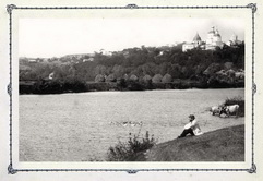Архимандритский пляж. фотограф Яков Фесик (он на снимке) вид со стороны реки Сейм на Молчанский монастырь.