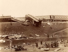 Катастрофа императорского поезда 17 октября 1888 года. Разрушенные вагоны - столовая и великокняжеский вагон.