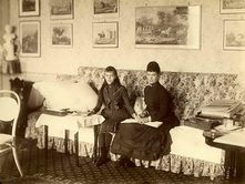 Императрица Мария Федоровна и великая княжна Ксения Александровна в Гостиной Аничкова дворца. 1890-е.
