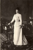 Императрица Мария Федоровна в мундирном платье лейб-гвардии Кирасирского Е. И. В. собственного имени полка. 1890-е