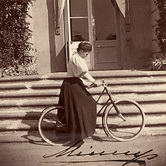 Вдовствующая императрица Мария Федоровна во время велосипедной прогулки. 1900-е