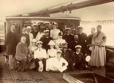 Император Александр III и императрица Мария Федоровна в кругу приближенных на палубе яхты Царевна