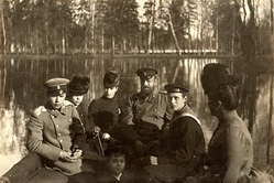 Император Александр III с императрицей и детьми Николаем, Георгием, Михаилом и Ксенией на лодке. Гатчина. Не ранее 1891