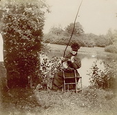 Вдовствующая императрица Мария Федоровна с удочкой на берегу пруда. Петергоф. 1896