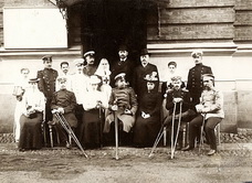 Императрица Мария Федоровна среди персонала и раненых офицеров Лазарета ее имени. Гатчина. 1905