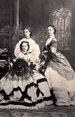Королева Дании Луиза с дочерьми Дагмар и Александрой. Не ранее 1865
