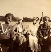 Великая княжна Ольга Николаевна, императрица Александра Федоровна и император Николай II на водной прогулке. 1916