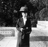 Императрица Мария Федоровна с фотоаппаратом фирмы Kodak на прогулке. Киев. 1916