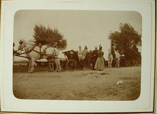 Экипаж с императрицей Александрой Федоровной во время остановки в пути