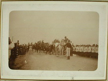 Солдаты приветствуют императора Николая II и императрицу Александру Федоровну (в экипаже справа) на пути их следования