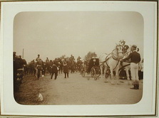 Император Николай II, императрица Александра Федоровна ( в экипаже) со свитой во время остановки в пути