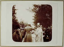 Император Николай II и императрица Александра Федоровна у накрытого в лесу к завтраку стола