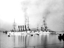 Крейсер 'Варяг' и броненосец 'Полтава' В Западном бассейне Порт-Артура, ноябрь 1902.
