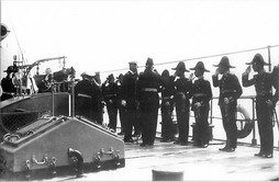 Прибывший на борт крейсера 'Баян' король Карл-Густав обходит строй офицеров.
