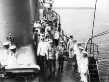 Николай II на палубе эсминца 'Новик', август 1912 г. Сева от государя - морской министр адмирал И.К. Григорович, спава - флаг-капитан адмирал К.Д. Нилов.