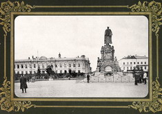 Окружной судъ и памятникъ Императору Александру II.