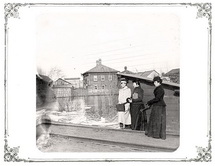 Люди около ж.д. рельсов в районе Ряжского вокзала. 1908 г.