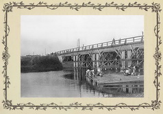 Деревянный мост через реку Остречина и плот полоскания белья.