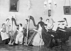 Урок игры на арфе.Выпускной альбом института 1889 года