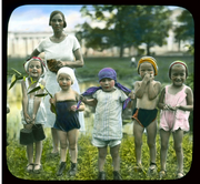 Пушкин (Царское Село). Парк Екатерининского дворца группа детей с их воспитательницей