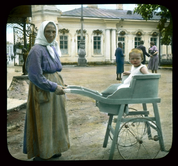 Пушкин (Царское Село). Екатерининский дворец старая женщина с ребенком в коляске